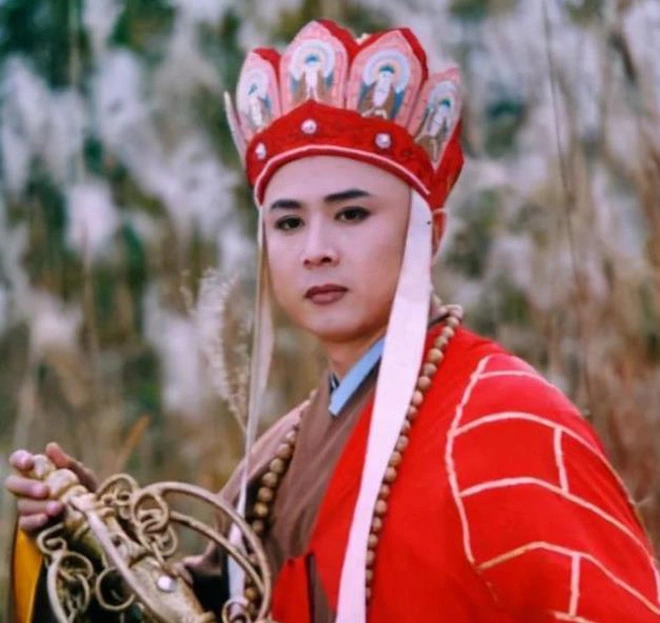 Tuy nhiên, sử sách ghi lại vị pháp sư này từ nhỏ đã được thân phụ dạy dỗ cẩn thận và sớm bộc lộ tư chất thông minh vượt trội.