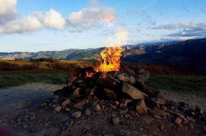 Gọi là núi lửa, nhưng lại Monte Busca có vẻ ngoài chỉ giống như một đống đá nhỏ có lửa cháy trên ngọn đồi. Dù vậy, núi lửa Monte Busca đã cháy âm ỉ suốt hơn 80 năm qua.