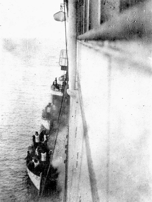 Cảnh ghi lại các nạn nhân của tàu Titanic được cứu bởi tàu RMS Carpathia, những chiếc xuồng cứu hộ đang cặp hông con tàu lớn để mọi người trèo lên boong.