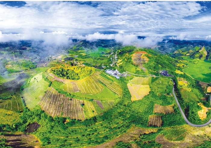 Với diện tích 4.700km2, Công viên địa chất toàn cầu UNESCO Đắk Nông trải dài qua 6 huyện, thành phố gồm: Krông Nô, Cư Jút, Đắk Mil, Đắk Song, Đắk Glong, thành phố Gia Nghĩa.