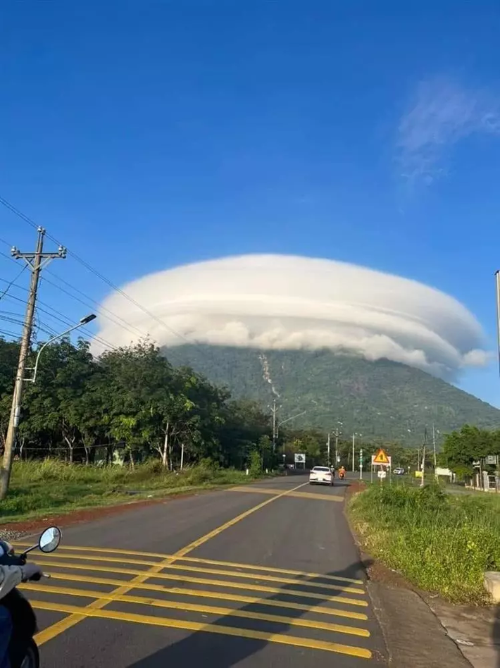 Nhiều cư dân mạng còn hài hước bình luận và miêu tả hình ảnh mây vờn trên đỉnh núi Bà Đen trông giống như cây nấm khổng lồ hay đĩa bay của người ngoài hành tinh nên nhiều người gọi vui là đám mây "đĩa bay".