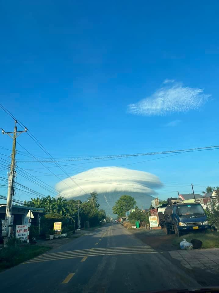 Điều này xảy ra chính nhờ quá trình ngưng tụ hơi nước liên tục trong bầu khí quyển. Chúng được tạo ra từ rìa của những tầng sóng không khí hoặc giữa các lớp gió với nhau.
