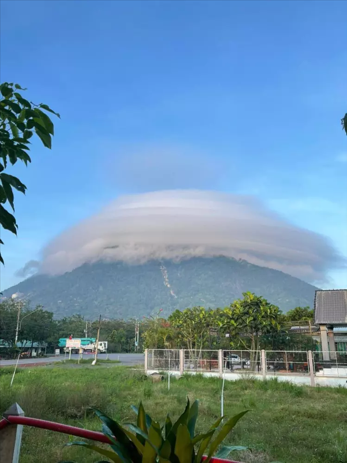 Thực tế, giới thiên văn gọi đây là mây hình hạt đậu, hay mây dạng thấu kính (tiếng Anh: Lenticular cloud). Những đám mây này hình thành cố định trong tầng đối lưu, đặc trưng là luôn luôn đứng im cho dù sức gió có mạnh tới đâu.