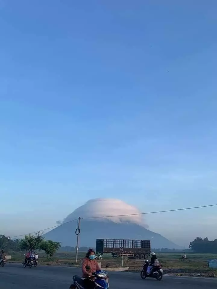 Theo đó, những đám mây lớn màu trắng xuất hiện bao quanh đỉnh núi này, tạo hình thù độc đáo và nổi bật giữa màu xanh của bầu trời, cỏ cây.