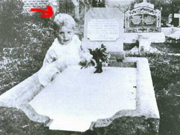 Mary Elizabeth - một người mẹ người Australia - mất đi cô con gái 17 tuổi của mình là Joyce Elizabeth Andrews.Năm 1945, Mary Elizabeth chụp lại mộ của con gái mình. Sau khi ảnh rửa ra, bà thấy trong một tấm có hình dáng một em bé ngồi bên mộ con gái mình, đôi mắt nhìn thẳng vào ống kính máy ảnh. Thực tế, Mary nói rằng bà không nhận ra em bé này là ai, và khi bà chụp ảnh không hề có em bé nào quanh khu vực nghĩa trang.