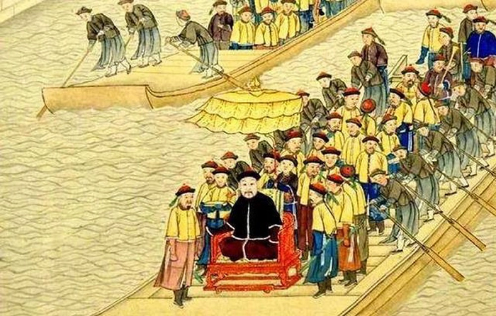 "Trên có thiên đường, dưới có Tô Hàng". Miền Giang Nam Trung Quốc xưa là vùng đất trù phú, sản sinh ra những nhà thơ đại tài, mỹ nữ cũng vô số kể. Nếu đặt vào thời hiện đại, Càn Long chắc chắn được xem là một siêu blogger du lịch, chuyên giới thiệu về vùng đất Giang Nam của thi ca, cổ trấn và những con sông êm đềm.