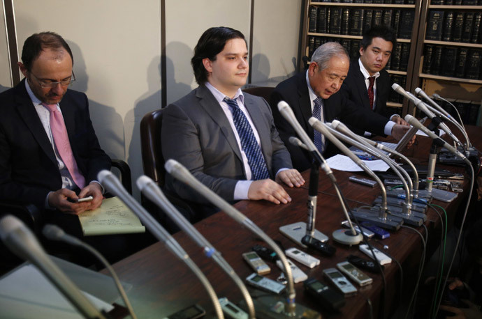 CEO Karpeles thông báo, công ty mất khoảng 850.000 bitcoin (gồm 750.000 bitcoin của khách hàng và 100.000 bitcoin của công ty) với trị giá 48 tỷ yên (gần nửa tỉ USD). Đến tháng 3/2014, CEO này xác nhận đã lấy lại được 200.000 bitcoin. Ngày 1/8, cảnh sát Nhật Bản đã bắt giữ CEO Karpeles vì các cáo buộc liên quan tới việc mất trộm năm trước.