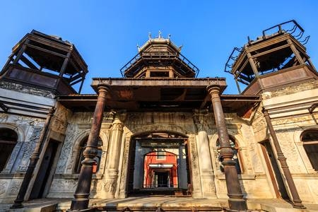 So với trên phim ảnh, Diên Hi cung ngoài đời thực lại có nhiều khác biệt. Vị trí của cung điện này nằm tại phía Đông Nam của Đông Lục cung.