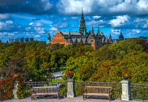 3. Thụy Điển: Skansen cũng là một địa điểm khác ở Thụy Điển, được coi là bản sao của Thụy Điển thế kỷ 19 với những ngôi nhà truyền thống, làng nghề, người dân và thợ thủ công. Ngoài ra, Skansen có bảo tàng ngoài trời lâu đời nhất trên thế giới, mở cửa vào những ngày có ánh mặt trời lúc nửa đêm.