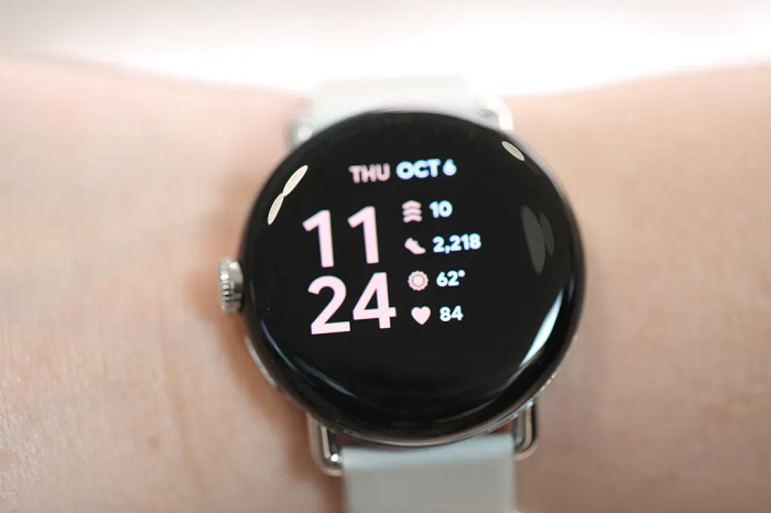 Thiết bị chạy hệ điều hành Wear OS, chỉ tương thích với các điện thoại Android, cho phép người dùng tải ứng dụng từ cửa hàng Google Play và liên kết với các sản phẩm khác của công ty như Wallet, Gmail, Lịch và Google Home.