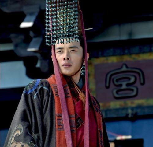 Khi Hán Hiến Đế ở Hứa Xương với Tào Tháo, ông đã bị chèn ép nên rất bất bình. Lúc này tướng quân Đổng Thừa cũng không bằng lòng về việc Tào Tháo chuyên quyền, bèn đứng về phe Hiến Đế. Hán Hiến Đế sợ lộ chuyện bèn viết mật chiếu với nội dung lệnh cho Đổng Thừa giết Tào Tháo và giấu vào trong đai áo, đưa áo cho ông mặc ra khỏi cung.