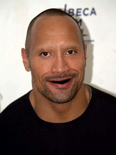 Người hùng cơ bắp Dwayne “The Rock” Johnson trông mất đi vẻ nam tính khi bị xóa bỏ cặp lông mày và hàm răng. Ảnh: The Richest.