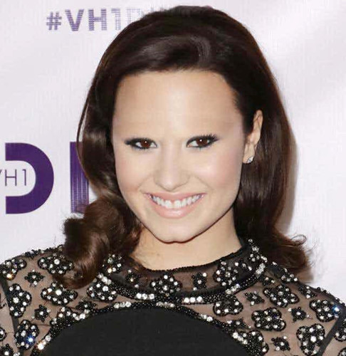 Nếu Demi Lovato không có lông mày, vầng trán của cô trông như sân bay. Ảnh: The Richest.
