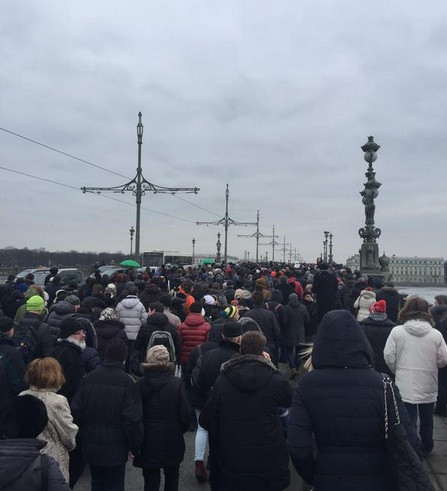 Dòng người tham gia lễ tuần hành ở Saint - Peterburg.