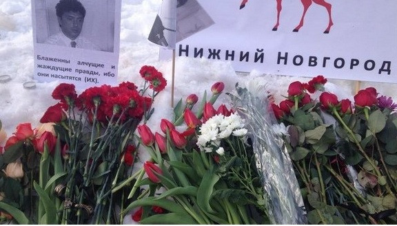 Ở Niznyi Novgorod, người dân cũng đặt hoa tưởng niệm Cựu phó thủ tướng Nga Boris Nemtsov.