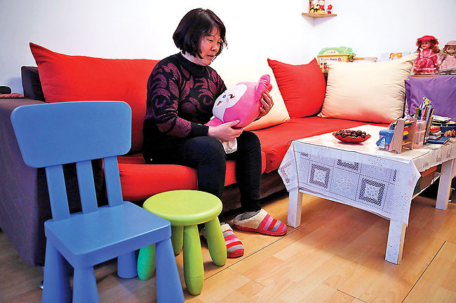 Gần 1 năm đi qua, bà Hu Xiu Fang vẫn ôm đồ chơi của cô cháu gái khóc. Con trai bà, cùng vợ và con gái là 3 hành khách trên chuyến bay xấu số.