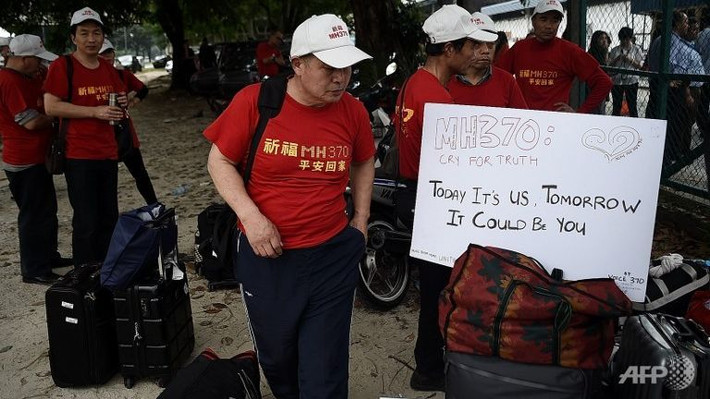 Gần 1 năm, thân nhân của những hành khách trên chuyến bay MH370 vẫn chưa nguôi ngoai nỗi đau. Họ tụ tập bên ngoài văn phòng của hãng Malaysia Airlines ở Subang để phản đối.