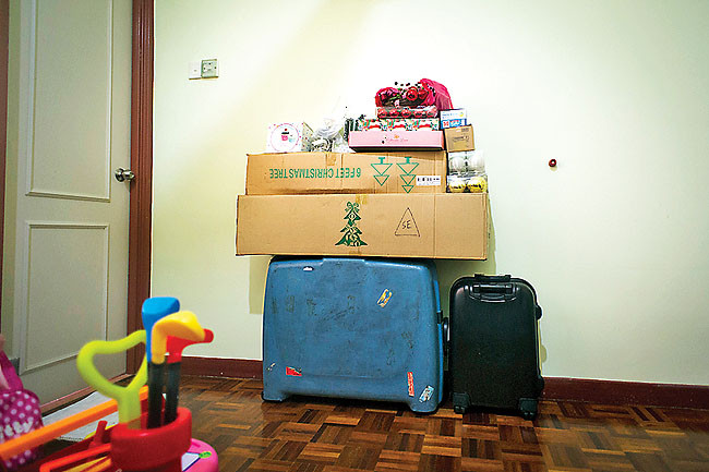 Hành lý của hành khách David Tan Size Hiang vẫn được người nhà xếp nguyên trong ngôi nhà của anh này ở Kuala Lumpur. "Tôi không hề di chuyển chúng, tôi chỉ tiếp tục xếp đồ lên chúng", vợ anh Hiang nói.