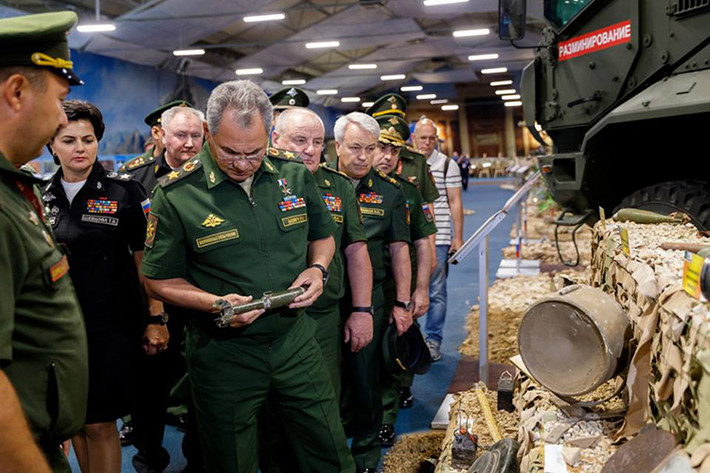 Theo Tass, tại Diễn đàn quân sự quốc tế Army-2017 Bộ Quốc phòng Nga đã cho mở một gian trưng bày khá đặc biệt giới thiệu các chiến lợi phẩm mà nước này có được sau 2 năm tham chiến Syria. Tất nhiên các chiến lợi phẩm này đều hoàn toàn vô giá trị đối với Nga nhưng nó lại là minh chứng cho chiến thắng của Moscow trong cuộc chiến chống phiến quân IS và các nhóm khủng bố cực đoan tại Syria. Nguồn ảnh: Bộ Quốc phòng Nga.