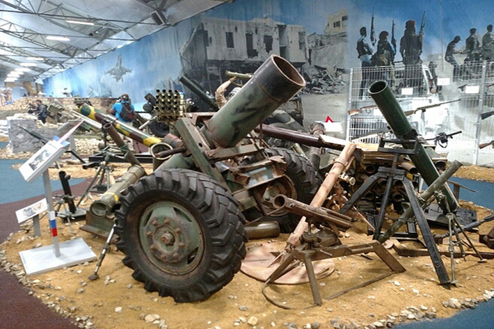 Cận cảnh một dàn cối hell canon và cối tự tạo được trưng bày tại Army-2017, tất cả chúng đều được Nga chở về từ chiến trường Syria. Nguồn ảnh: TASS.