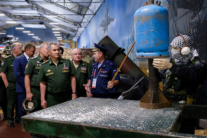 Bộ trưởng Sergey Shoigu được giới thiệu về một quả đạn cối hell canon một loại vũ khí khá phổ biến tại chiến trường Syria. Nguồn ảnh: Bộ Quốc phòng Nga.