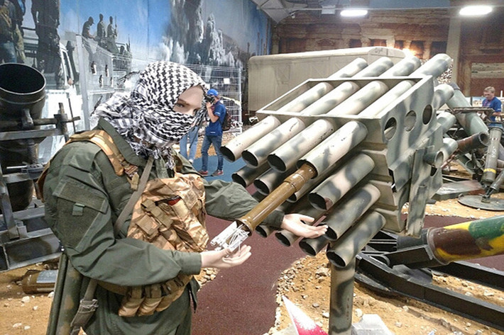 Có thể nói chiến trường Syria là nơi các loại vũ khí tự tạo phát huy tác dụng nhiều nhất trong tác chiến đô thị, mọi thứ đều có thể được sử dụng để chế tạo vũ khí điển hình mẫu rocket phóng loạt tự tạo trong hình. Nguồn ảnh: TASS.