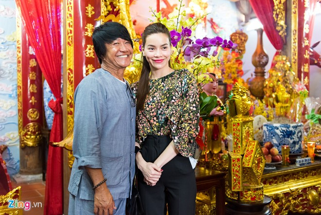 Giọng ca gốc Quảng Bình và mẹ lắng nghe chia sẻ của Nguyên Lộc về việc trông coi đền thờ Tổ. Hà Hồ thăm hỏi công việc của đàn anh sau thời gian dài tạm ngưng hoạt động ca hát.