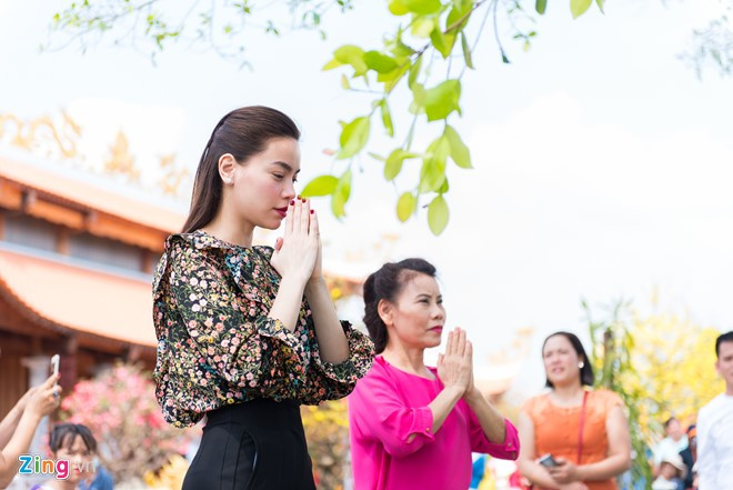 Trong lúc "Nữ hoàng giải trí" và mẹ thắp hương cho Tổ nghiệp, Subeo ngồi ở bên ngoài. Vì không muốn gây chú ý, Hà Hồ xuất hiện khá kín đáo, sau khi cô bỏ khẩu trang, đám đông mới phát hiện.
