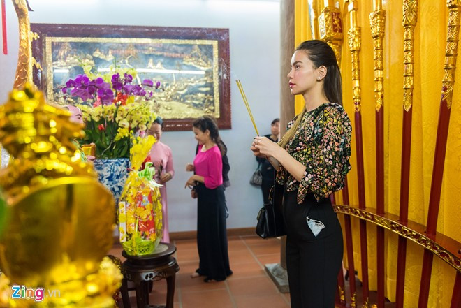 Trưa mùng 2 Tết, Hồ Ngọc Hà lái xe, đưa mẹ và con trai đến thắp hương ở đền thờ Tổ. Nữ ca sĩ sinh năm 1984 mặc đơn giản đến cúng Tổ trong những ngày đầu năm.