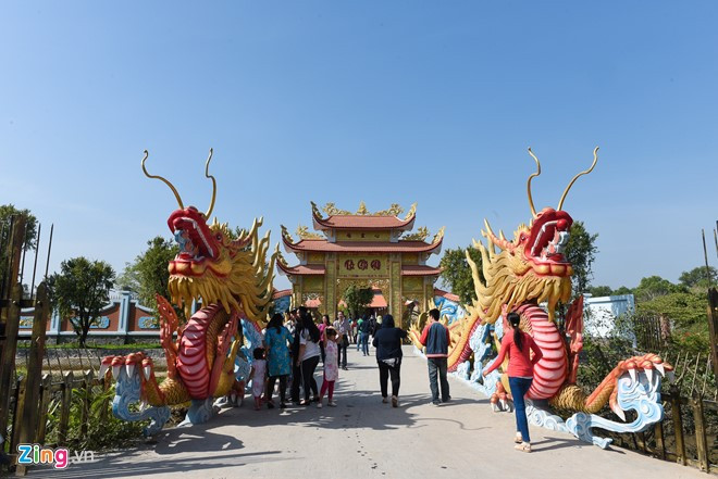 Đền thờ Tổ của Hoài Linh mở cửa suốt 3 ngày Tết Đinh Dậu để nghệ sĩ và khán giả khắp nơi đến viếng thăm. Trước đó, những người trông coi đền thờ đã đóng cửa hơn 10 ngày để chuẩn bị trang trí đón Tết.