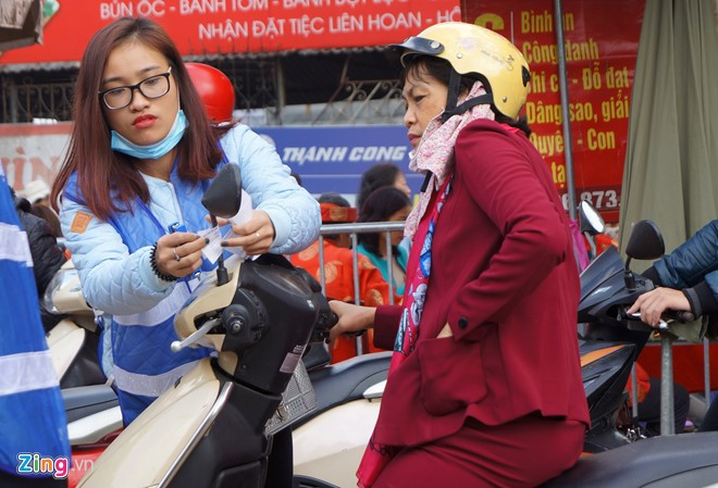 Bãi xe hoạt động từ 7h30 đến 20h30 hàng ngày với lực lượng nòng cốt đảm nhận việc trông giữ, ghi - soát vé xe là đoàn viên thanh niên quận Tây Hồ, trong đó có 12 cán bộ chiến sĩ công an, chia 3 ca/ngày.