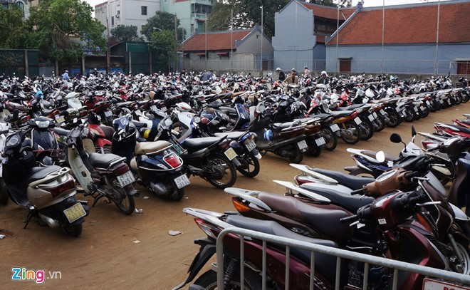 Bãi trông xe miễn phí rộng hàng nghìn m2 được phân thành nhiều ô nhỏ. Trong ảnh là ô trông giữ gần lối vào Phủ Tây Hồ nhất.