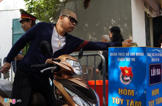 Dù là điểm gửi xe miễn phí nhưng nhiều người dân vẫn gửi tiền vào "Hòm tùy tâm" để ủng hộ lực lượng làm nhiệm vụ.
