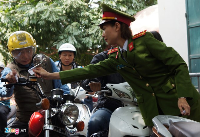 Trong khi nam cảnh sát ứng trực bên trong bãi xe, các nữ chiến sĩ soát vé phía ngoài. Họ luôn nở nụ cười.