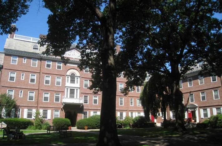 Vào năm 2003, chính trong căn phòng ký túc xá khu Kirkland của trường đại học Harvard, nam sinh viên Mark Zuckerberg đã “thai nghén” chương trình Face mash, tiền thân của Facebook ngày nay với phần dữ liệu lấy từ ban quản lý ký túc xá trường.