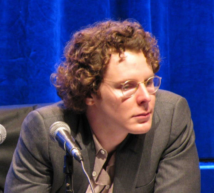 Tháng 6/2004, ông chủ Facebook thuê nhà đồng sáng lập Napster Sean Parker để cùng lèo lái con thuyền Facebook trong thời gian đầu khởi nghiệp.