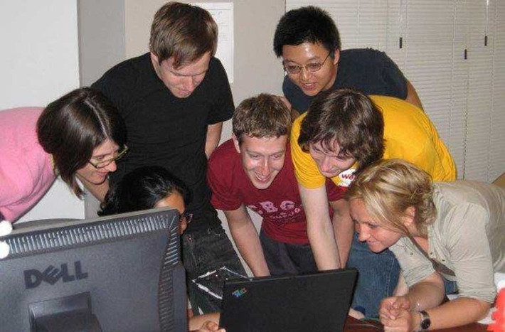 Lúc đó, Facebook có những bước chuyển mình đáng kể. Đến tháng 5/2005, Facebook nhận tổng cộng 13,7 tỷ USD tiền đầu tư. Năm 2006, họ cho ra News Feed, tính năng nòng cốt trên trang Facebook để cập nhật tin tức từ bạn bè.