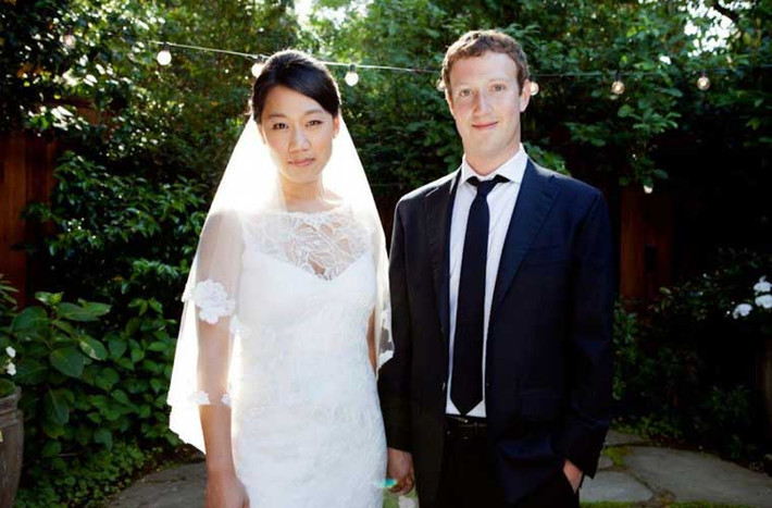 Sau ngày công ty IPO, Zuckerberg tổ chức lễ thành hôn với bạn gái lâu năm Priscilla Chan.