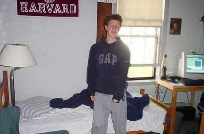 Năm 2004, nhà sáng lập trang Facebook Mark Zuckerberg đã quyết định nghỉ học ở trường Harvard giống như tỷ phú Bill Gates từng làm.