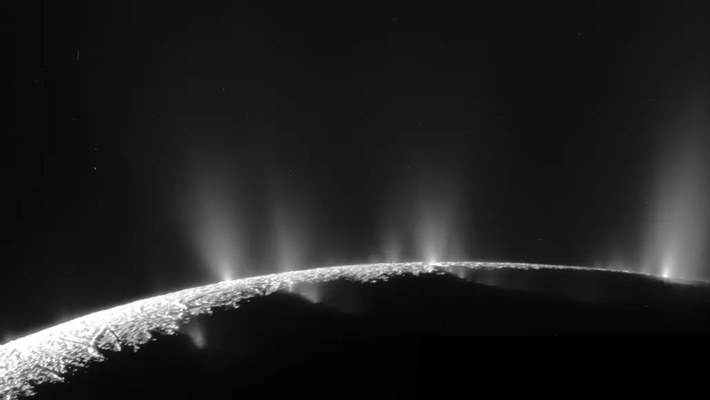Cả hai mặt trăng đều có đại dương ngầm dưới lớp vỏ băng. (Ảnh: Science News)