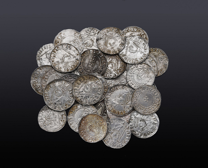 Tương tự, hai người đàn ông ở Essex, Anh, đã tìm thấy một "kho báu" gồm 122 đồng xu Anglo-Saxon trên cánh đồng, nhờ máy dò kim loại.(Ảnh: BBC)