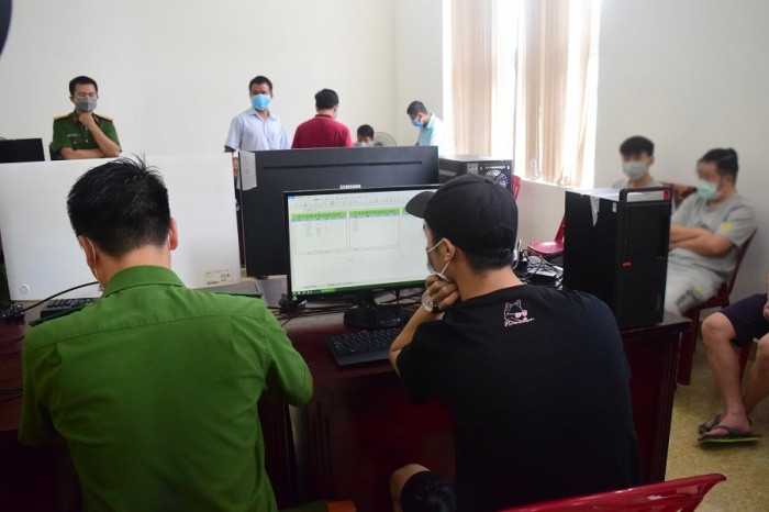 8. 7 người Trung Quốc tổ chức đánh bạc 35 tỷ qua mạng: Công an Thừa Thiên - Huế phát hiện 7 người nước ngoài tuổi từ 20 đến 43 tổ chức đánh bạc qua mạng internet với hình thức sử dụng máy tính để bàn và điện thoại thông minh nhằm kết nối mạng để truy cập vào website https: kkw878.com. Nhóm người Trung Quốc trên đã thực hiện hành vi vi phạm với số tiền trên 35 tỷ đồng. >>> Mời bạn đọc xem thêm video: Phá đường dây huấn luyện viên thể hình bán dâm giá 18 triệu đồng