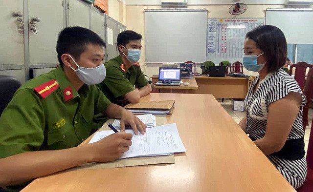 7. “Nữ quái” dùng nam châm phá “chip” trộm cắp trong siêu thị: Công an quận Đống Đa vừa bắt giữ Vũ Thị Hương (SN 1979, trú tại Niệm Nghĩa, Lê Chân, Hải Phòng). 10/2018, Vũ Thị Hương rủ bạn lên Hà Nội, đến siêu thị dùng nam châm phá chip gắn trên hàng hóa. Lợi dụng nhân viên siêu thị sơ hở, hai đối tượng giấu hàng hóa vào trong váy rồi mang ra ngoài. Cả hai sau đó bỏ trốn nên công an ra lệnh truy nã và bắt lại vào ngày 17/8.
