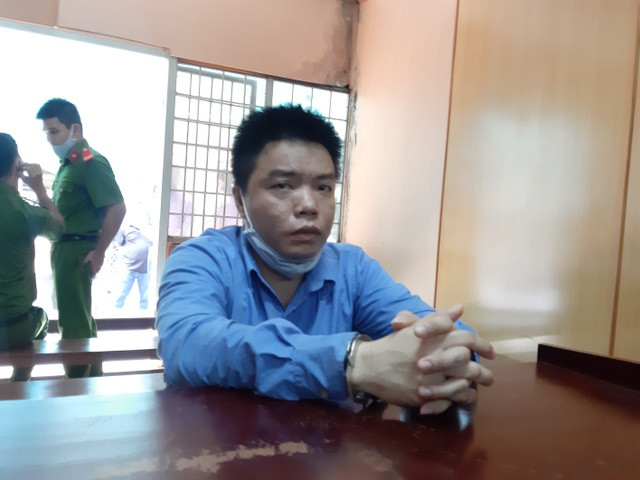 9. Con rể đoạt mạng bố vợ: TAND TPHCM xử sơ thẩm đã tuyên phạt Nguyễn Trường Thụy (sinh năm 1990 tại Tiền Giang) 18 năm tù về tội giết người. Nạn nhân trong vụ án là bố vợ của bị cáo. Khi đi uống rượu về gặp vợ dắt xe đi ra ngoài, Thụy không cho đi. Em trai và bố vợ ở gần vào can ngăn nhưng không được. Lúc dằng co, Thụy lấy dao treo trên tường đâm bố vợ một nhát. Nạn nhân được đưa đi cấp cứu nhưng sau đó đã tử vong. >>> Mời bạn đọc xem thêm video: Băng nhóm Đường "Nhuệ" đánh người ngay trụ sở công an