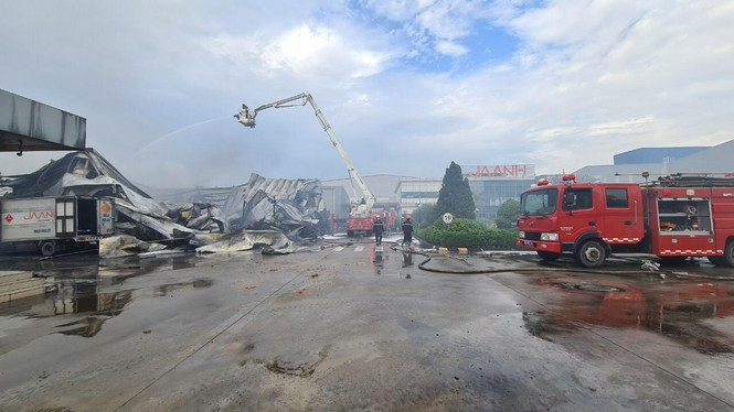 2. Cháy lớn khu công nghiệp Bắc Ninh: Vào khoảng 5h30, một vụ cháy lớn đã xảy ra tại kho chứa sơn của Công ty TNHH Jaanh Vina nằm trong Khu công nghiệp Yên Phong (Bắc Ninh). Ngọn lửa bùng lên dữ dội bao trùm toàn bộ nhà kho rộng hơn 2.000m2, cột khói đen bốc cao hàng chục mét. Đến 8h00 ngày 13/8, lực lượng chức năng đã cơ bản dập tắt được đám cháy.