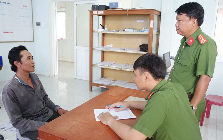 1. Chơi game hết tiền, sợ vợ đành dựng hiện trường giả: Sau khi khai thác, Nguyễn Văn Tân (30 tuổi, Châu Thành, An Giang) khai nhận dựng hiện trường giả cướp để qua mặt vợ và gia đình. Tân chơi game bắn cá thua hết số tiền vợ đưa trả góp mua xe và tiền bán bánh nên trên đường về, đến đoạn vắng, dùng con dao mang theo cắt vào vai áo và xé rách áo rồi nằm xuống lề đường để tạo hiện trường giả.