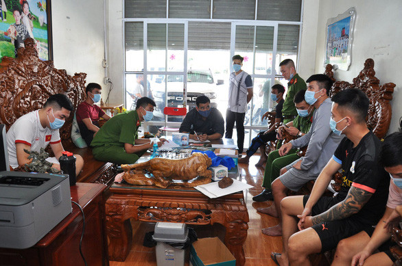 2. Triệt phá đường dây đánh bạc nghìn tỷ: Ngày 10/8, Công an tỉnh Hải Dương triệt phá đường dây tổ chức đánh bạc bằng hình thức cá độ bóng đá, bắt giữ 6 nghi phạm. Nguyễn Quang Vinh (An Trung, phường An Lưu, thị xã Kinh Môn) là người cầm đầu, các "con bạc" đến từ nhiều địa phương. Từ tháng 6 đến nay, tổng số tiền các nghi phạm trong đường dây sử dụng đánh bạc lên đến khoảng 1.000 tỷ đồng, thu giữ tại nhà 200 triệu đồng tiền mặt.