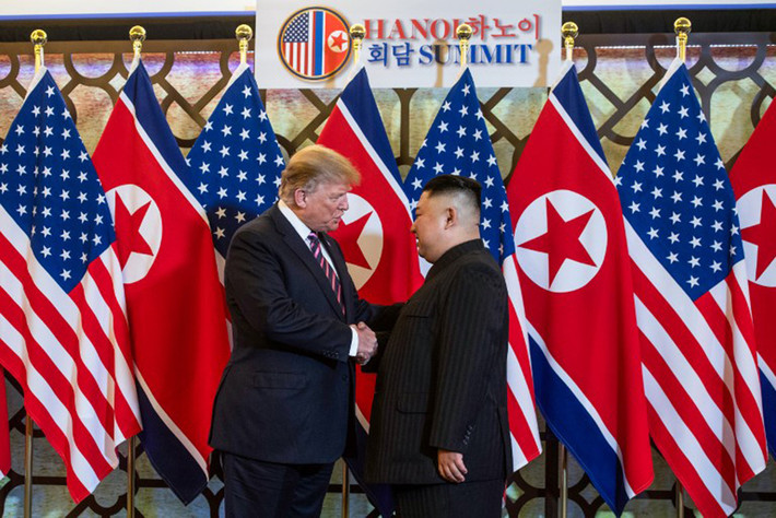 Ông Donald Trump từ lâu đã ca ngợi mối quan hệ của mình với nhà lãnh đạo Kim Jong Un, nhưng nếu Tổng thống đắc cử Donald Trump muốn có một hội nghị thượng đỉnh khác, ông sẽ thấy một nhà lãnh đạo Triều Tiên được tiếp thêm sức mạnh nhờ kho tên lửa mở rộng và mối quan hệ gần gũi hơn nhiều với Nga. "Chúng ta sẽ có một cuộc chiến tranh hạt nhân với hàng triệu người thiệt mạng", Trump nói với Fox News vào tháng trước. "Và khi tôi ở đó, tôi đã rất hợp với Kim Jong Un".