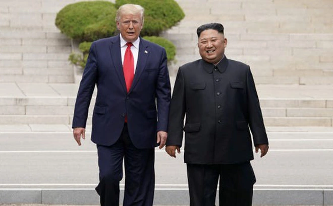 Một nguồn tin ngoại giao tại Seoul cho biết, mối quan hệ giữa Triều Tiên và Nga cùng với sự khó lường của chính quyền mới của ông Trump đã tạo ra thách thức địa chính trị khiến các quan chức và nhà ngoại giao từ châu Âu đến châu Á phải loay hoay tìm cách ứng phó. Duyeon Kim, từ Trung tâm An ninh Hoa Kỳ mới, cho biết ,Triều Tiên dường như không quan tâm đến việc ai sẽ ngồi vào Nhà Trắng vì nhà lãnh đạo Kim Jong Un đã nói rõ rằng Bình Nhưỡng sẽ tiến tới các cột mốc hạt nhân của mình và có sự hậu thuẫn của cả Trung Quốc và Nga.