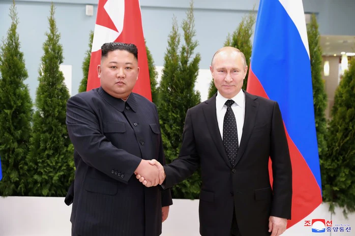 Và chỉ từ đầu năm 2024 đến nay, Triều Tiên đã ký một hiệp ước phòng thủ chung với Nga và thực hiện bước đi chưa từng có là điều động hàng nghìn quân để hỗ trợ cuộc chiến của Moscow ở Ukraine, theo các quan chức ở Washington, Seoul và Kiev. Đổi lại, Nga đã ủng hộ Triều Tiên bằng cách cung cấp dầu và các mặt hàng nhập khẩu khác, đồng thời phủ quyết việc gia hạn hoạt động của một nhóm chuyên gia đang theo dõi các hành vi vi phạm lệnh trừng phạt của Liên hợp quốc.